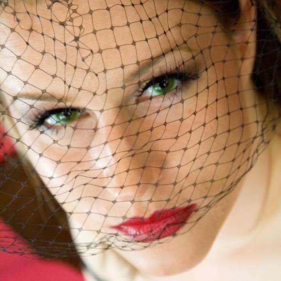 Meet your Posh Ambassador, Lindsie - Picture 1 of 3